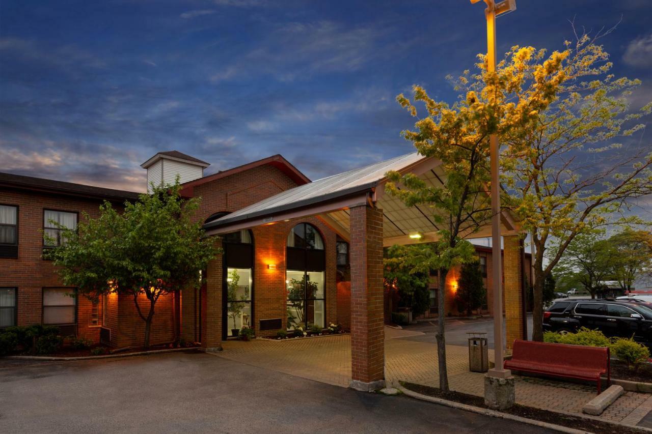 Howard Johnson By Wyndham Waukegan Great Lakes Exterior photo