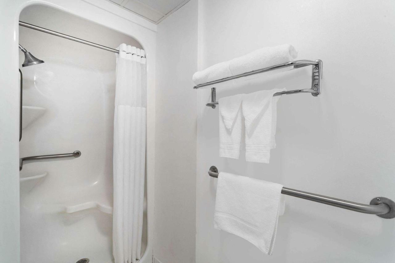 Howard Johnson By Wyndham Waukegan Great Lakes Exterior photo